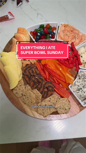Everything I ate on Super Bowl Sunday @Pringles @zevia @Chester Cheetah #everythingiate #superbowlfood #honeymustardpringles #rootbeer #oatmealcookie