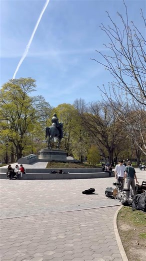 Toronto life🇨🇦 | Queen’s Park on a perfect afternoon 🌿✨ #downtown