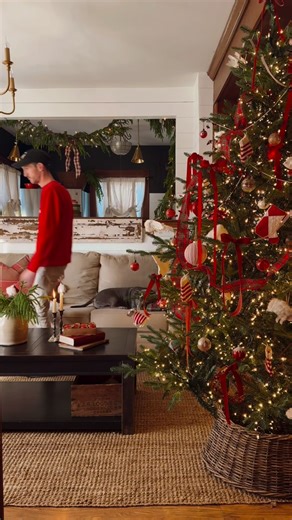 𝐃𝐀𝐕𝐄 | ᴼᵁᴿ ᴴᴼᴹᴱ ᴼᴺ ᴴᴵᴳᴴ ˢᵀ on Instagram: "The moment the garland goes up and the lights start to glow, it all comes rushing back. The magic I was sure I’d outgrown… the memories tucked inside old ornaments… the way one cozy corner can make the whole house feel like a story you’ve lived a hundred times before. Christmas decor isn’t just pretty things we pull out once a year… it’s familiar, it’s comforting, it’s the bridge between who we were and who we still are. Somewhere between the ribbon,