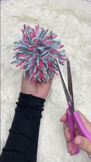 COMO FAZER POMPOM COLORIDO MUITO FÁCIL USANDO APENAS AS MÃOS! 😍 PASSO A PASSO SIMPLES E RÁPIDO