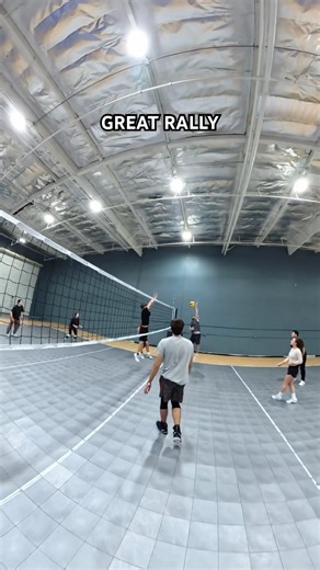 The guys saved every ball in that rally🤯🔥 The volleyball first person in USA 🇺🇸