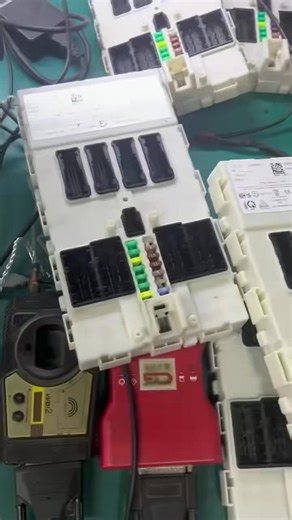 🔥 BMW 1 Series F52 Flood Damage & Total Key Loss Emergency Fix Completed! 👌 🔥 寶馬1系 F52 水泡鑰匙全丟救急搞定！👌 Brand-new BDC1 module installed two genuine keys precisely programmed, plus ELV immobilizer deactivation – one-stop solution to resolve all issues and restore normal vehicle ignition in seconds! 全新BDC1模組更換上車 兩把原廠鑰匙精准匹配，順帶取消ELV防盜鎖，一步到位解決所有問題，車輛秒恢復正常啟動！ Specialized in BMW immobilizer faults & total key loss issues. Rich experience in electronic module repair and replacement for flood-damaged/acc