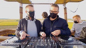 Insolite : Un concert électro est donné depuis une montgolfière - RTBF Actus