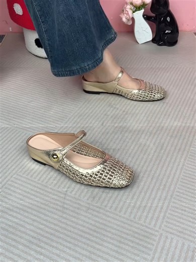👞 Stap in stijl — Geweven Mary Jane-muiltjes met vierkante neus voor dames ✨ Je nieuwe favoriete schoenen voor eenvoudige chic en comfort de hele dag door! ✅ Zacht geweven bovenwerk – licht en uiterst comfortabel ☁️ ✅ Klassiek ontwerp met vierkante neus – tijdloos en flatterend 🎀 ✅ Veelzijdige Mary Jane-muiltjes – perfect voor werk en dagelijks gebruik 💼 ✅ Eenvoudig instapmodel – comfortabel en stijlvol in een paar seconden 🚀 Kleed je chic of casual, zie er altijd goed uit! 👉 Koop nu jouw p