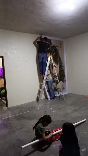 18K reactions · 73 shares | Paso 1. Instalar el fondo que claramente se nota que su fotógrafa NO midió las dimensiones de su pedido y el fondo era mucho más grande que la pared 藍 | Karla de la Rosa | Facebook