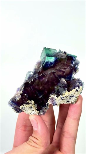 Green heart-shaped phantom fluorite. The crystal is intact and the color is beautiful.