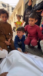 109K views · 973 reactions | وداع مؤلم اطفال يودعون والدهم في مجمع للشفاء الطبي بعد استهدافهم في مخيم جباليا بصاروخ من طائرة مسيرة شمال قطاع غزة A painful farewell to children who bid their father in a medical recovery complex after being targeted in Jabaliya camp with a missile from a drone in the northern Gaza Strip | Khames Alrefi | Facebook