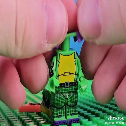 LEGO Five Nights at Freddy's Minifigures: Montgomery Gator & Funtime Freddy