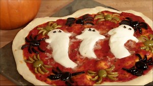 Spooky #halloween pizza. Full recipe: http://bit.ly/2ejKHhZ | Videojug
