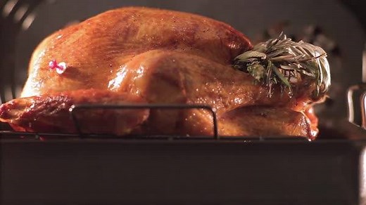 For juicy breast meat, start your Thanksgiving turkey upside down. Watch the entire how-to video and learn more whole turkey-tips here: http://bit.ly/2h54nwj | Honeysuckle White