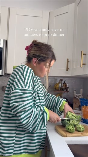 Alison Havens on Instagram: "Whole family approved ✔️🙌🏻 RECIPE: 1. Preheat oven to 425 degrees. 2. Grease a baking dish with cooking spray 3. Cut a pocket into each chicken breast without cutting all the way through. Combine 1 tbs Italian seasoning, 1 tbs garlic powder, 1 tbs onion powder, and salt and pepper. Use seasoning mixture to season chicken breasts. 4. In a large bowl, combine cream cheese, cheddar cheese, broccoli. thyme, and remaining seasonings. Stir until all ingredients are distr