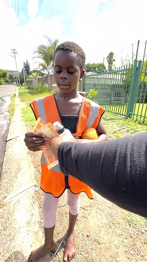 282K views · 14K reactions | Random act of kindness that will make you smile #makeadifference #RoadTo10Million #BIPhakathi | BI Phakathi | Facebook
