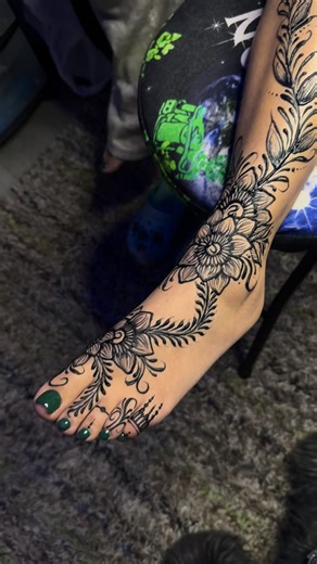 🌍 ɨռӄ օռ ɛǟʀȶɦ 🌎 on Instagram: "Floral leg sleeve and matching half sleeve design! 😍🔥 This came out so prettyyy! Time to get henna, add it to your self care list🌿✨ January book are open! Click the link in bio to book🥰 🎥: If you’re loving this, hit follow → @inkkonearth #HennaArt #HennaDesigns #Inkkonearth #hennainspo #foothenna tattooalternative"