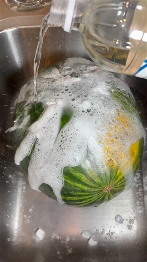 Do you disinfect watermelon before cutting?😉 #lifehack #momlife #kitchenhack #watermelon