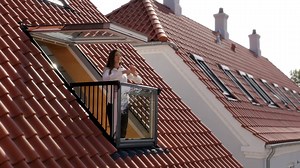 Okno, które w kilka sekund może stać się balkonem! Dzięki innowacyjnemu VELUX CABRIO Twoje poddasze będzie mieć jeszcze więcej naturalnego światła i świeżego powietrza :) | VELUX