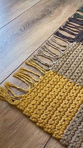 110K views · 5.1K reactions | Hey amigos Este ponto é muito legal para vc fazer lindas peças coloridas utilizado dois ou mais fios. Para aprender esta técnica, assista a vídeo aula do “Tapete Rústico Ecojuta” que tem vídeo lá no meu canal no YT. Eu usei neste tapete o Spesso 24 fios @fioseuroroma cores: Mostarda, bege, marrom e verde musgo Grande beijooo . . . . #artecomeuroroma #tapetedecroche #marcelonunescroche | Marcelo Nunes Crochê Designer | Facebook