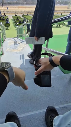 “Nếu bức ảnh của bạn chưa đủ tốt, chứng tỏ bạn đứng chưa đủ gần” - Robert Capa. Muốn chụp như này mà nhiều lúc chụp gần sợ ăn đòn lắm cả nhà ơi :)))) | Presets and more