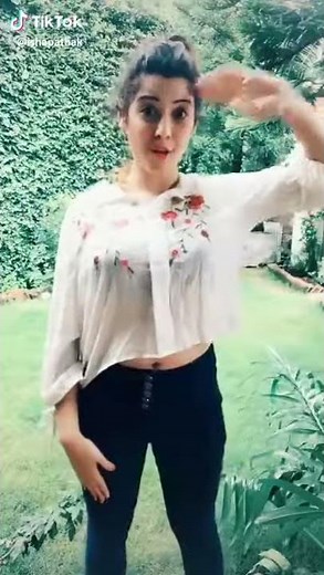 Big Busty Indian girl looking very hot in Nobra show