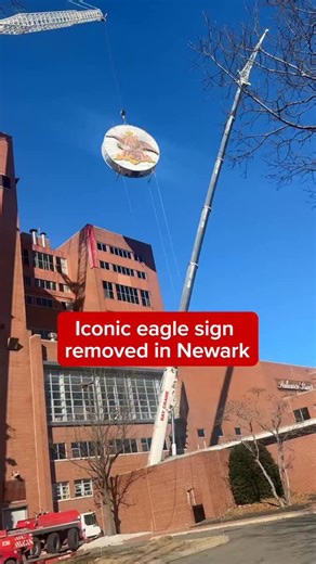 Farewell to New Jersey’s north star! The iconic Anheuser-Busch eagle sign near Newark Airport was removed as the brewery closed following 75 years in operation. The 15-ton sign which includes 4,500 feet of neon tubing will be relocated to the company’s Anheuser-Busch’s St. Louis headquarters. The sign was a landmark for flights arriving and departing Newark Airport, as well as a beloved identifier welcoming people to New Jersey’s largest city. 🎥 John Jones, Erin Smith ✒️ Jeff Goldman #nj #newar