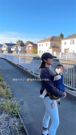 青木蘭 | Ran Aoki on Instagram: "【産後ラグビー復帰を目指すまでに至る物語。】 3歳からラグビーを始めた。 日本一を8回経験。鹿児島県と契約し、 2023年の鹿児島国体に出場。 大会後、燃え尽き症候群になった。 一旦休憩して、またもう一度走り出そう。 そう思った矢先、兄が突然この世を去った。 メンタルは崩壊しかけたが、 悲しみに暮れる両親を支えることに徹した。 そんな中分かったのが妊娠。 出産予定日は、亡くなった兄の誕生日だった。 悲しい気持ち、嬉しい気持ちで感情は忙しかった とつきとおか。 そして出産。 分娩台の上で我が子と対面した時に、思った。 「もう一度ラグビーしよう」 産後3時間おきの授乳。 なれない育児、眠れない日々を送った。 そんな中で産後競技復帰を目指した。 頼り方もわからず、前例もない。 1人で、手探りで挑戦した。 思うように体は動かない。 産後体力も、筋力も、メンタルも落ちた。 本当にできるのか？不安でいっぱいに。 母に言われた一言 「もうやめたら？1人じゃないんだから」 それでも、ラグビーを諦めきれない。 ママになって思ったこと。 自分の時