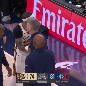 Encore une expulsion du côté des Warriors, mais cette fois ce n’est pas celle de Draymond Green, mais de Steve Kerr. Il a pris une double technique en début de dernier quart après une série de décisions arbitrales qui l’a fait dégoupiller. La première action litigieuse est un floater de Steph Curry, qui a été annulé juste après être rentré. Les arbitres ont estimé que Curry avait subi une faute avant, au sol, retirant donc les deux points à cause d’un coup de sifflet tardif. Steph Curry : « Norm