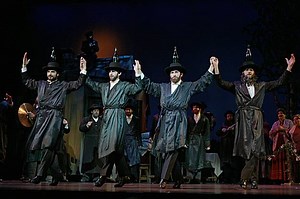 No trick: Balance keeps bottles up in 'Fiddler'