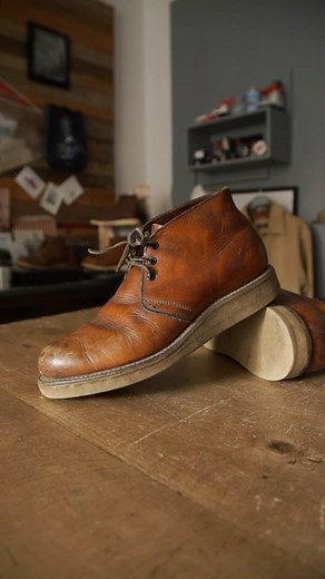 Archives Monday: „Rusty“! That’s the name of this 850 Chukka in the 1954 catalog. Advertised as a new release for that year, this beautiful pair comes with a full leather lining, Setter Red Oro Russet Leather, a classic Cushion Crepe Sole & Rawhide laces. Originally developed for „light work“ , this was a very easy-to-wear style with its lower leg and as a consequence to that lighter construction. We currently carry one of it’s successors, the 3141 Work Chukka, in our line. Grab your pair now as