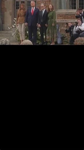 Head of State display. 🇬🇧🇺🇸 . The team proudly displayed for the Prime Minister and President Trump at Chequers Court this week. Flying the flags of The United Kingdom 🇬🇧 and the United States 🇺🇸, signifying the strong relationship between our great Nations. 🪂 #armyjobs #armedforces #armyengagement #armysports #adventure #goldenknights #uk #usa #military #paras #skydive #adventure #adrenaline #throwback #parachuteregiment #army #armyreddevils #reddevils #reddevilsparachuteteam #armybeth