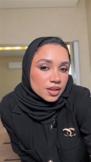 Zainab nader on Instagram‎: "اول ما دخلت على @alihaddad89 قلت له ما حطيت ولا نقطة لمعة او هايلات او غليتر.. في الفترة الاخيرية صرت اجوف استهلاك واستنزاف في حق الهايلايت 😂🤭 هذا رأيي الشخصي طبعا.. ما ابي اشرح أكثر، المهم انه استعملت كل شي مطفي، وكلش عجبني اللوك. #makeuplook #mysignature #smokeyeyemakeup #mattemakeup"‎