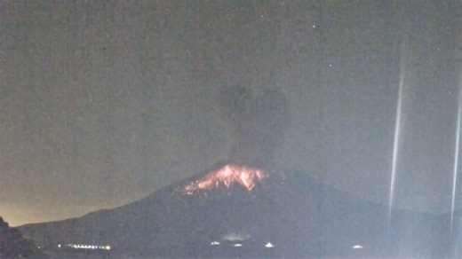 Imponente erupción del volcán Sakurajima en Japón: la columna de humo alcanza los 4,3 km de altura