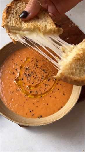 La sopa de tomates asados es ya un clásico de las cenas reconfortantes. Esta de @vadesabores es nuestra apuesta segura ❤️ Ingredientes: 4 tomates grandes 1 cebolla 2 trozos de jengibre o 2 dientes de ajo 200 ml de leche de coco (o nata o agua) Sal Pimienta negra Aceite Pan al gusto y queso mozzarella Lo podéis cocinar en la airfryer 20 minutos a 190°C o al horno 30 minutos a 190°C. | Elle Gourmet España
