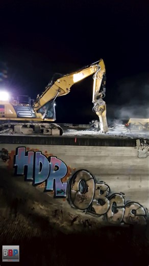 CAT 352 UHD Meißelt Brücke