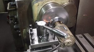 グラインダーで研磨するスクロールチャックの爪