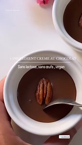 🌸Crème au chocolat 1 ingrédient . Une recette de crème au chocolat avec uniquement du chocolat. Hyper simple : sans crème, sans beurre et sans œufs.Gluten-free, Vegan (si tu prends un chocolat ) sans sucre à part celui du chocolat. 🌸Ingrédients pour 3/4 : 100g de chocolat 10cl d’eau bien fraîche . Faire fondre le chocolat, rajouter 10cl d’eau très froide et battre au batteur le mélange pendant 12/15mn. Au début, c’est très liquide mais la crème va épaissir de plus en plus . Remplir des ramequi