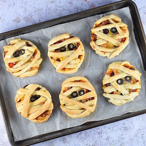 152K views · 177 reactions | How to make MUMMY PIZZA PIES! Recipe here: https://www.eatsamazing.co.uk/halloween/mummy-puff-pastry-pizza-pies-recipe | Eats Amazing | Facebook