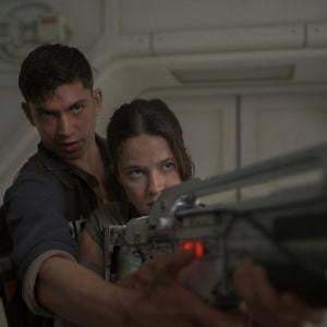 エイリアンに遭遇したのは、銃を初めて握る若者たち……新武器“F44AAパルスライフル”登場の本編クリップ解禁｜ニフティニュース