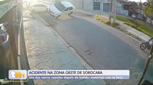 Carro capota após acidente em cruzamento de Sorocaba