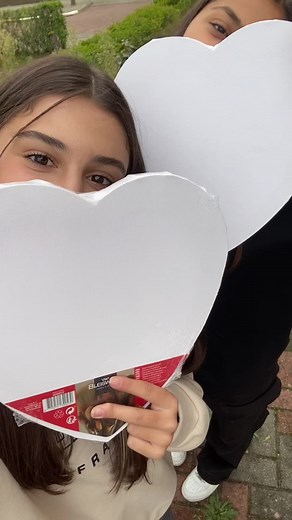 Trending Kissing Best Friend Video: Kusjes Kusve Trend