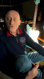 He hecho este vídeo al hilo del debate surgido en torno al color del próximo vinilo de Ilegales (la edición limitada, que la normal será negra), porque me inspiré en mi guitarra favorita para pedirlo; pero se ve que hay división de opiniones. Y aunque seguirá habiéndola, debo comentar que yo lo pedí del mismo color AZUL TURQUESA que luce bellamente mi Fender Stratocaster Serie L, de 1964. | Jorge Ilegal