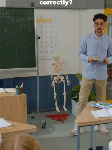 lesson 1 Apprenez à dire bonjour en anglais en 60s ! Cette leçon bilingue (EN FR) pour débutants francophones vous montre les salutations courantes : Hello/Hi, Good morning, Good afternoon, Good evening — avec quand les utiliser et un exemple simple. Format court parfait pour TikTok (9:16) — 1 minute. Suivez English Made Easy pour des leçons d’anglais quotidiennes et pratiquez ces salutations dès maintenant. Si cette vidéo vous aide, likez et partagez avec un ami qui apprend l’anglais ! Keywords