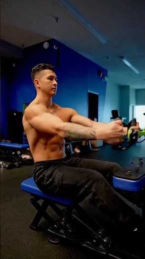 Maximize your lats with this pulley exercise! 🎯💪