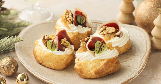 Choux à la crème de comté, magret de canard, noix et confit d'oignon
