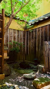 北山時雨｜Favorite Japanese Words: Kitayama Shigure (北山時雨) From late autumn to early winter, Kyoto experiences something known as Kitayama Shigure — a word unique to this city. It refers to rain that drifts in from the Kitayama area in northern Kyoto. The weather can be clear one moment and suddenly turn cloudy the next, bringing gentle showers that come and go. With each rainfall, Kyoto quietly moves closer to the winter weather. Damp fallen leaves, rain-kissed trees, and the serene air that lingers