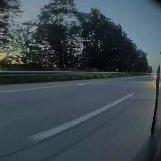 Diese Unfall-Aufnahme hat mir ein Follower geschickt und sie ist aus mehreren Gesichtspunkten interessant:1. Wichtig: Gott sei Dank sind keine Verletzten zu beklagen.🤞2. Der Tesla-Fahrer (und Ersthelfer) wurde indirekt zum Zeugen, er hat den Aufprall gehört, aber nichts gesehen. Durch das Betätigen der Hupe hat das Model Y rückwirkend 360°-Aufnahmen der letzten Minuten erstellt.3. So war es der sehr dankbaren Polizei schon vor Ort möglich, Beweismaterialien für spätere Verfahren zu sichern.Unab