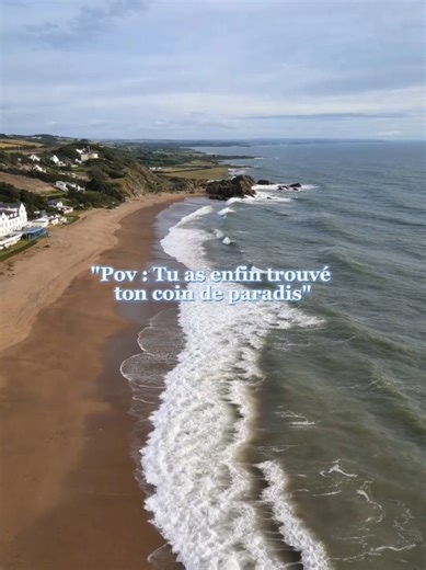 Le bruit des vagues, l'horizon à perte de vue et ce sentiment d'être à sa place. 🌊 Parfois, il suffit de s'arrêter quelques minutes pour réaliser à quel point le monde est vaste et magnifique. La nature ne se presse pas, et pourtant tout y est accompli. #capcut #naturelovers #dronevideo #vibes #traveltok