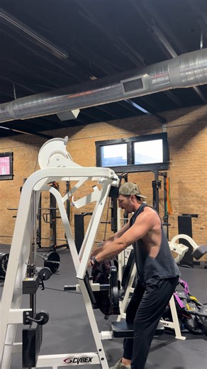 Low Row - Standing - Machine - Overhand Grip