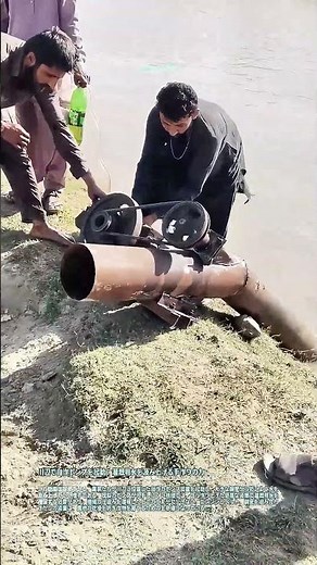 川辺で自作ポンプを起動：灌漑用水を汲み上げる手作りの力