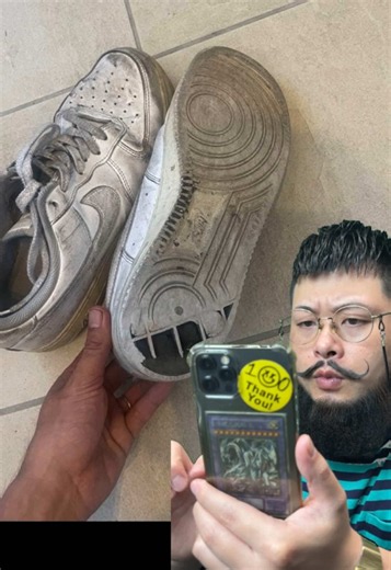 Worldwide Shipping🌍/Wholesaler📩某アプリで購入したものの、シューズの状態が分からずどんなプロダクトを用意したらいいのかも分からない。そんな時はDr.SHINのスニーカー健康診断。オンラインストアのTOPページからご利用いただける。処方されたプロダクトと＋αを用意して綺麗にしていこう。今回はみんな大好きAF1。酷い黒ずみ汚れだが、処方されたフォームを使用すればこの通り。全体のおおまかな汚れを取っていく。フォームで取り切れないものはStain Remover。ミッドソールとアウトソールはUtility Brushでガシガシ擦っていく。 黄ばみにはYellow Removerを塗り、紫外線を照射。装置がなくても直射日光で構わない。ソール削れが酷いまたは、削りたくない予防目的でSOLE PLUS 3.0を貼り付ける。つま先とカカトは特に圧着。乾燥の進んだ天然皮革にはPremium Shoe Cream。しっかり馴染ませたら磨き上げよう。艶のある白い革が蘇り、表面もしっとりと柔らかくなった。 臭い除去のためにインソールを洗うのもいいが、Ultimate Refr