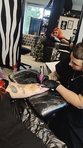 12 reactions | We zijn aan deze sleeve begonnen! Na het plaatsen van de stencils, hebben we al het lijnwerk en ook wat schaduw kunnen doen in één sessie. Volgende keer voegen we nog enkele elementen toe aan de binnenkant van de bovenarm en ook alle achtergrond. Stay tuned! #newtattoo #armtattoo #tattoodesıgn #armsleeves #timelapse | Beritt Banshee Tattoo | Facebook