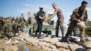 Hochwasser-Einsatz der Bundeswehr - 8000 Soldaten kämpfen gegen die Naturgewalten